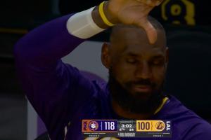 🤣节目效果炸裂！狄龙背打布朗尼被逼走步 替补席詹姆斯比👎