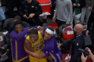 笑死！八村压哨三分绝杀后径直跑回更衣室 被海斯&布朗尼等人抓回